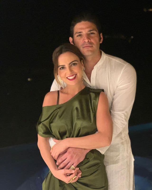 Fue a través de su cuenta oficial de Instagram que la estrella de televisión dejó ver que la propuesta de matrimonio se dio a la orilla del mar en Punta de Mita, Nayarit, e incluso en las imágenes presumió su anillo de compromiso.