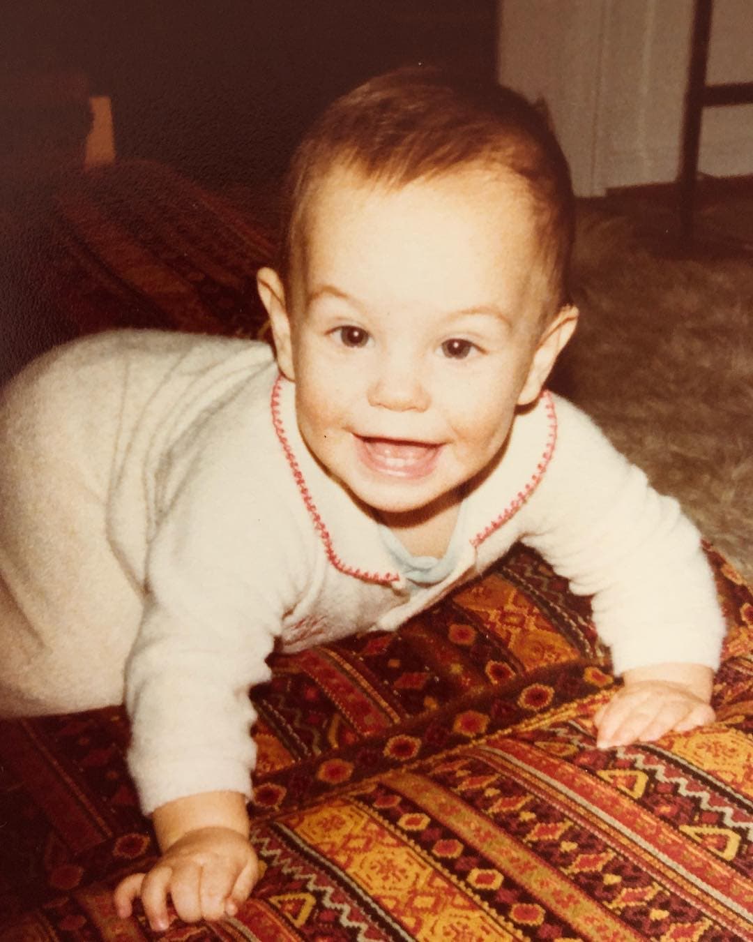 Mauricio Ochmann nació el 16 de noviembre de 1977 en Washington D.C. y fue abandonado por sus padres biológicos, hecho que ha narrado en distintas entrevistas en los últimos años.