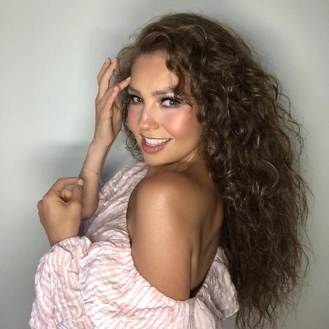 Thalía lanza su propia colección de pestañas y hasta te enseña a ponértelas