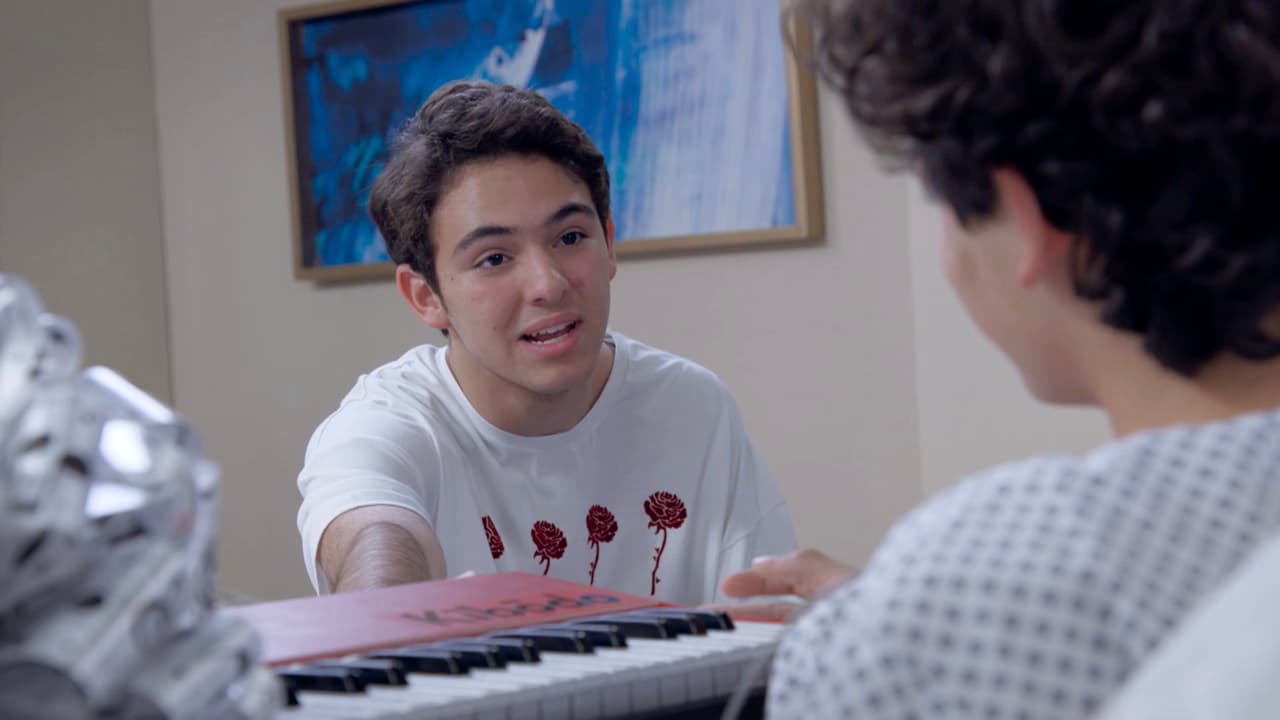 Temo le demostró a Aris que está con él en las buenas y en las malas, por eso le regaló un teclado para seguir componiendo canciones desde el hospital.... ¡todos queremos un novio así!