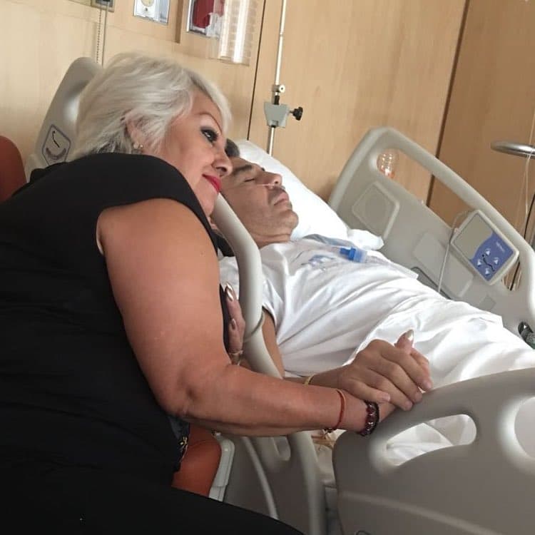 El actor Adrián Uribe está acompañado por su familia