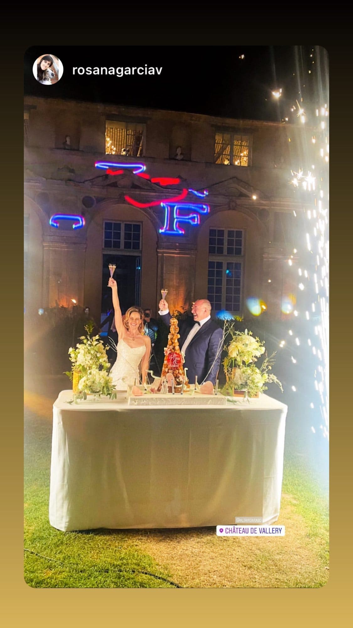 Entrada la noche, Altair Jarabo y su ahora esposo posaron frente a una mesa llena de flores blancas mientras disfrutaron de un espectacular show de pirotecnia.