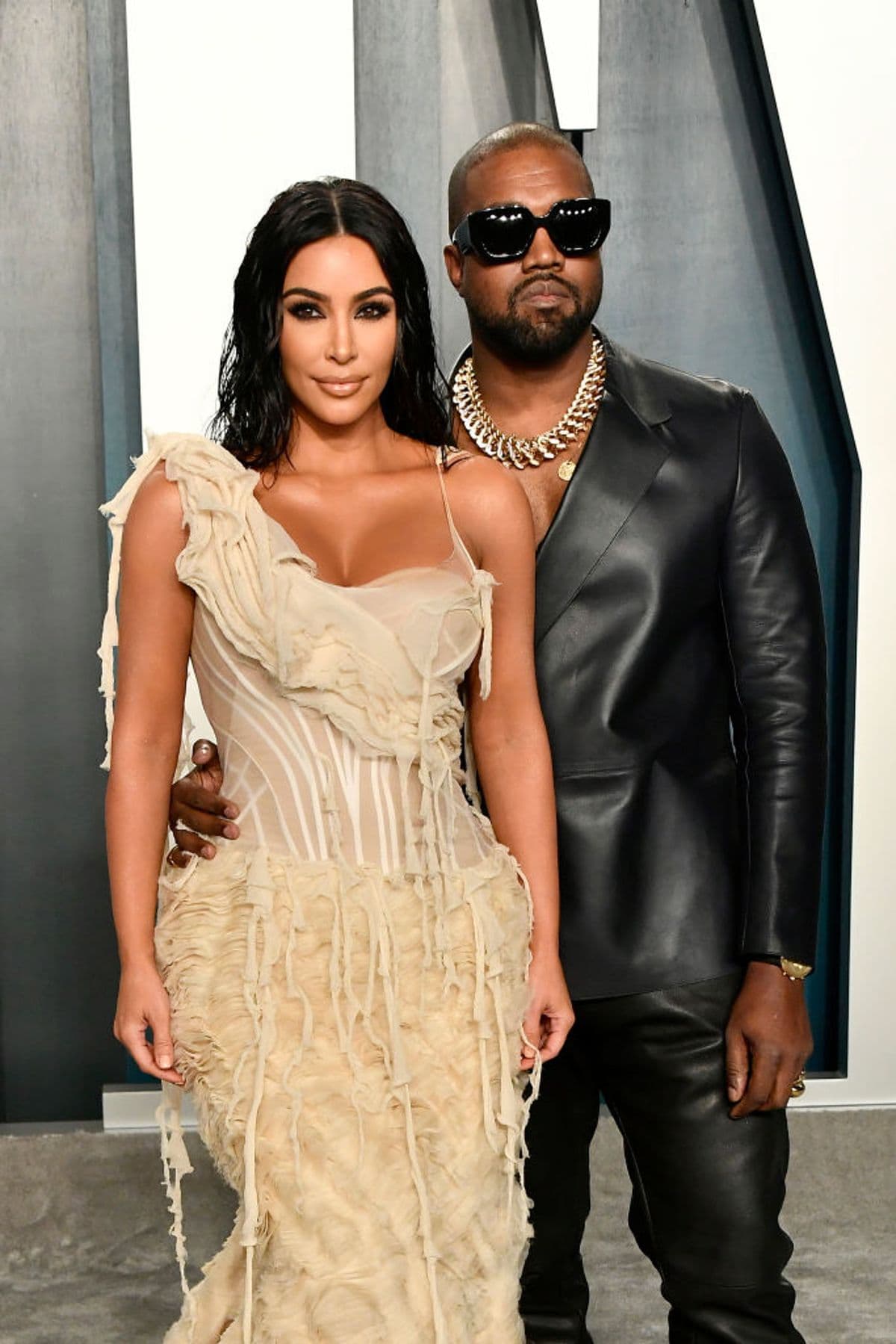 En febrero de 2021, Kim Kardashian y Kanye West decidieron tomar caminos separados tras siete años de matrimonio y cuatro hijos en común. Sin embargo, fue hasta junio del mismo año que en el penúltimo episodio de ‘Keeping Up With The Kardashian’ la estrella reveló que se sentía ‘estancada’ en su relación.