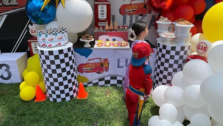 Zuria Vega dejó ver desde la decoración hasta la mesa de dulces, donde hubo palomitas, galletas y toda clase de dulces.
