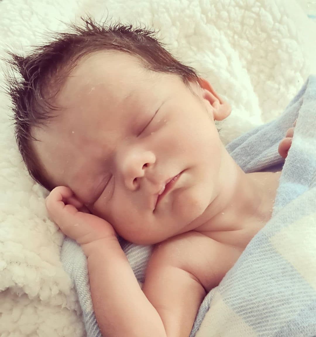 Los posteos registraron más de 70 mil ‘Me gusta’ y decenas de comentarios en los que se deshicieron en halagos por el bebé. “Está lo máximo”, “Precioso”, “Qué hermoso”, “Me derrito de amor” y “Está muy tierno”, son algunas de las dedicatorias que se leen junto a la publicación.