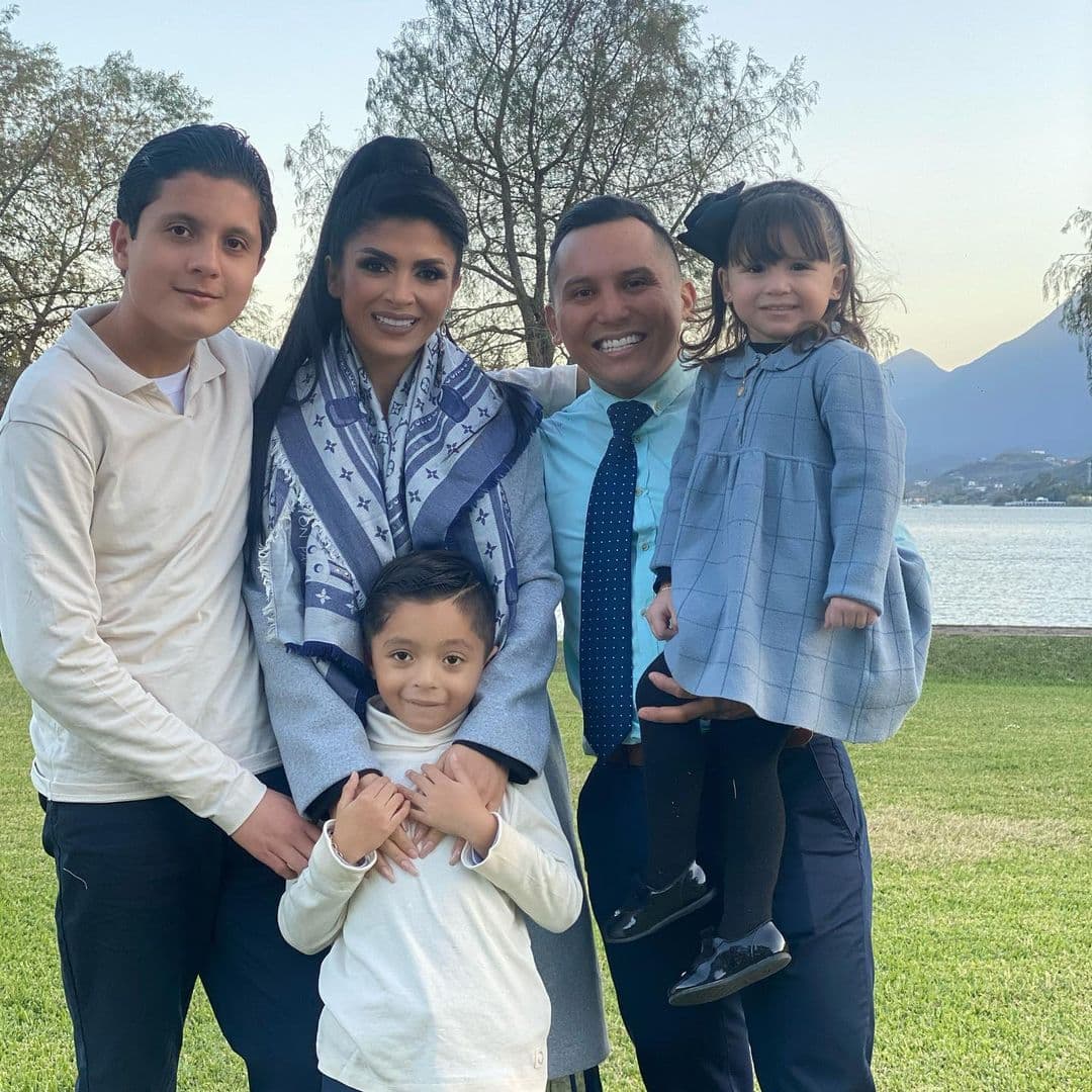 En entrevista con varios medios de comunicación, el líder de La Trakalosa de Monterrey compartió que las intensiones que tenía junto a Kimberly Flores de dar la bienvenida a un nuevo integrante de la familia para este 2021 desaparecieron gracias al aislamiento provocado por la pandemia de coronavirus.