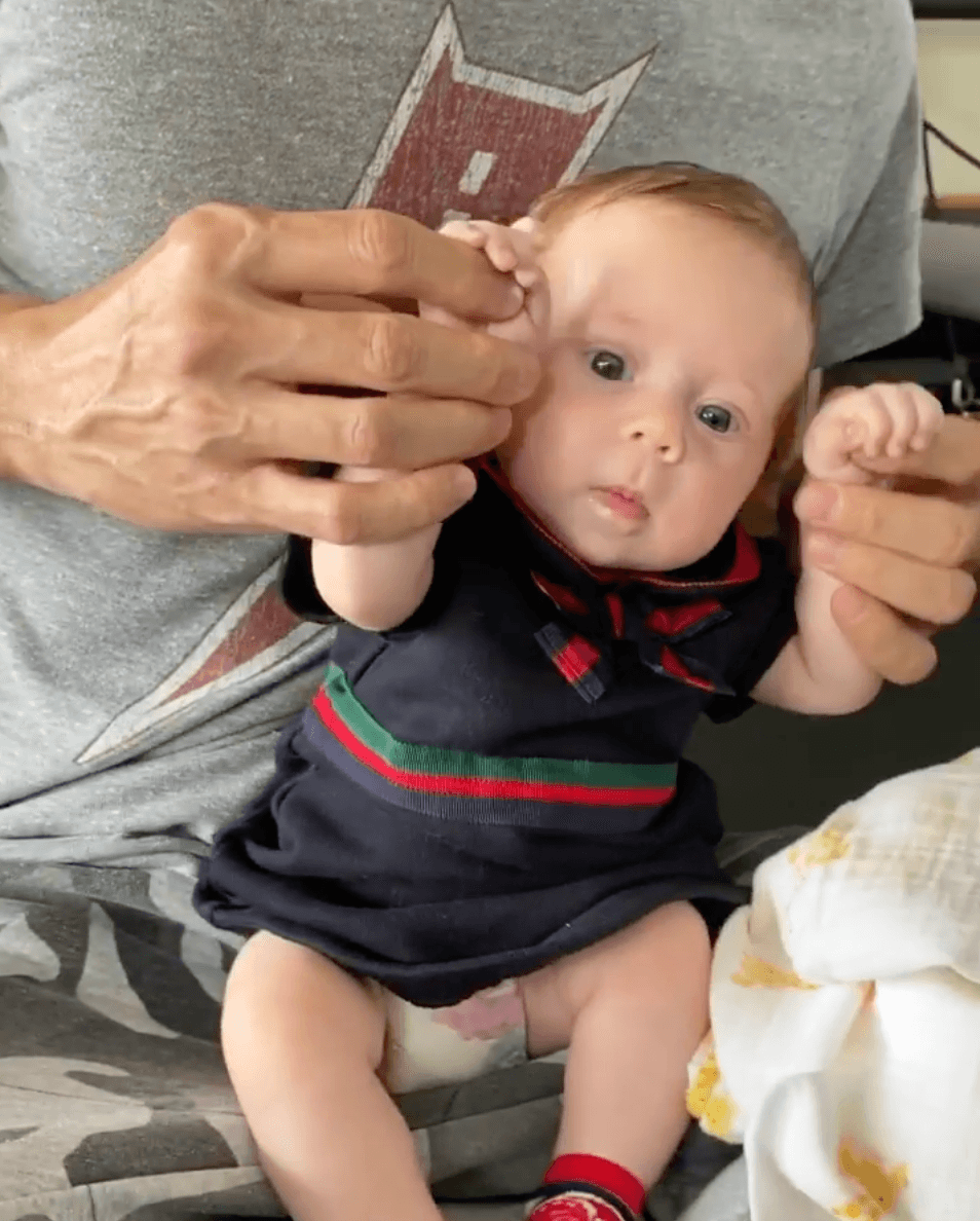 Aunque en aquel entonces los famosos no dieron más detalles sobre el nacimiento de su tercera hija, fue hasta el 5 de abril que Enrique Iglesias mostró una vez más a la bebé en redes.