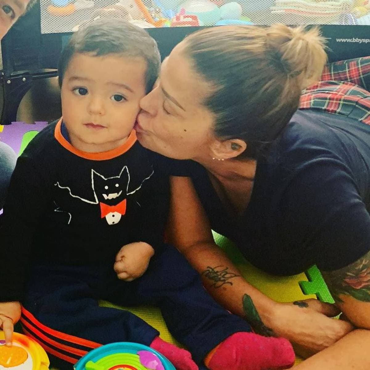 Alejandra Guzmán echó la casa por la ventana para celebrar el cumpleaños número dos de su sobrino Apolo, hecho que dejó ver en redes sociales, donde presumió cada detalle de la tremenda fiesta que organizaron, donde hubo desde una piñata en forma de cohete hasta espectaculares globos.