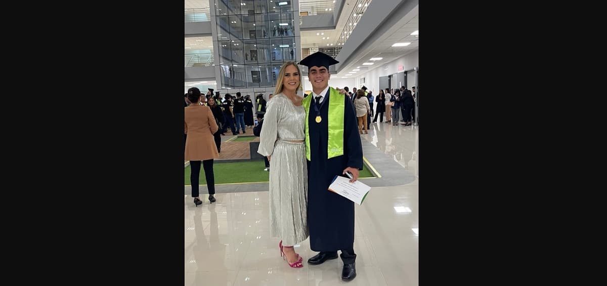 El joven de casi 18 años se graduó y posó con su mamá