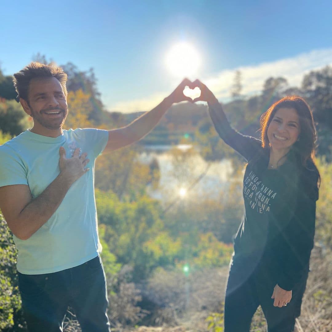 La vocalista de Sentido Opuestos realizó una dinámica con la venezolana en la que detalló que solamente ha sido infiel en su adolescente, que sí ha sufrido por amor y que actualmente está locamente enamorada de Eugenio Derbez, con quien está casada desde 2012.