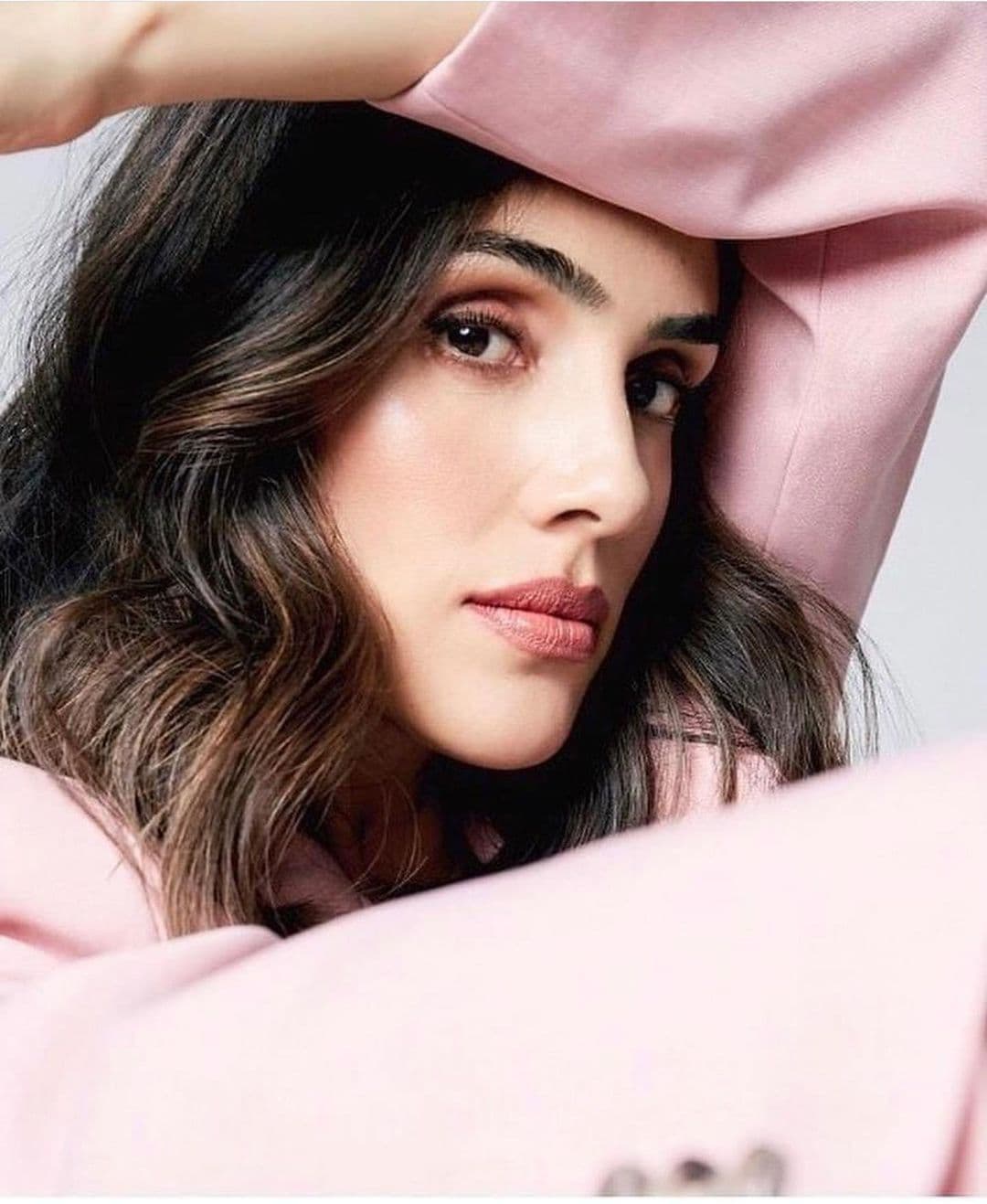 Con foto en bikini, Sandra Echeverría lanza contundente mensaje a quienes cuestionan su peso