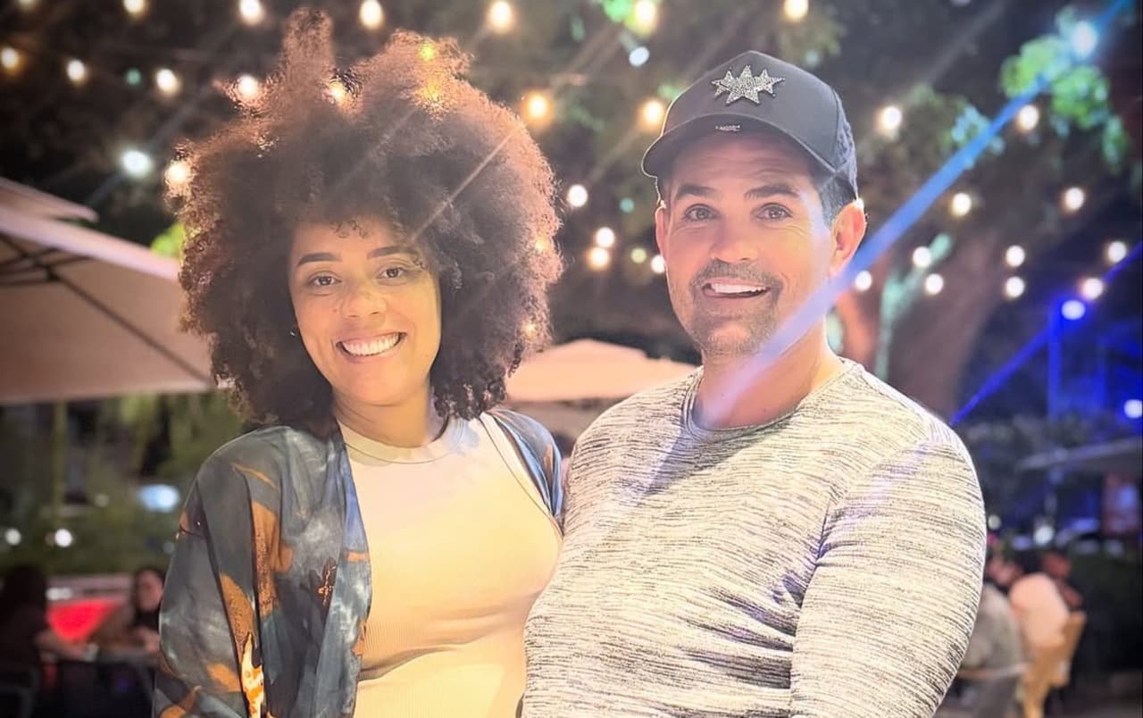 Ferdinando Valencia se solidariza con su esposa y se pone pancita de embarazo; pero tiene penoso ‘accidente’