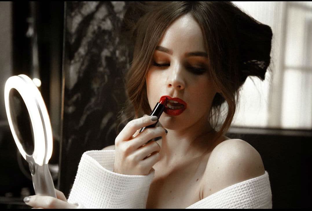 La actriz Camila Sodi posó completamente desnuda