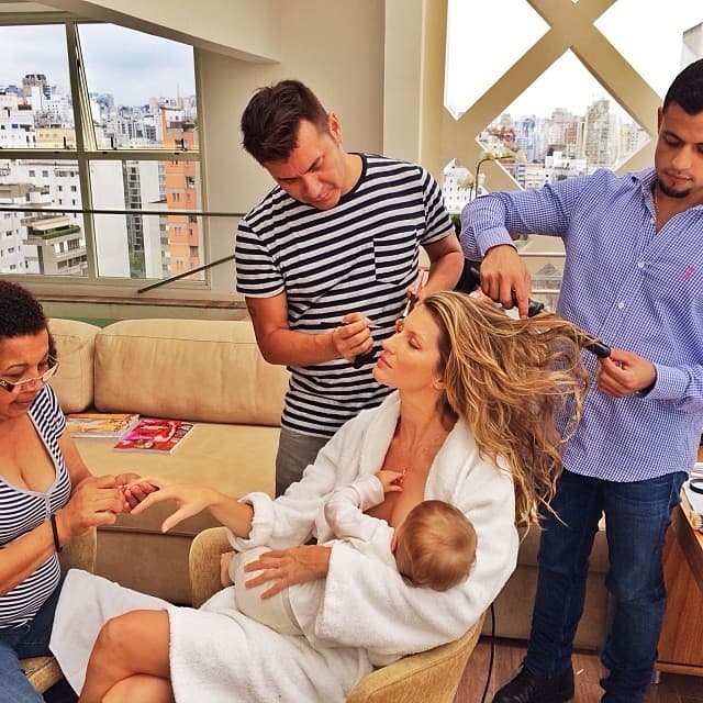 Gisele Bündchen defendió los beneficios de la lactancia, a tal grado que se puso de ejemplo y publicó una fotografía en Instagram amamantando a su hija.