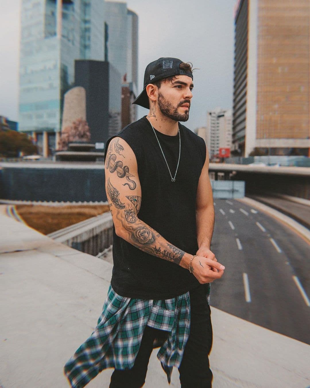 Zendejas se ha convertido en todo un influencer tanto en redes sociales como en YouTube, incluso su gran parecido físico con José Eduardo Derbez ha llamado la atención.