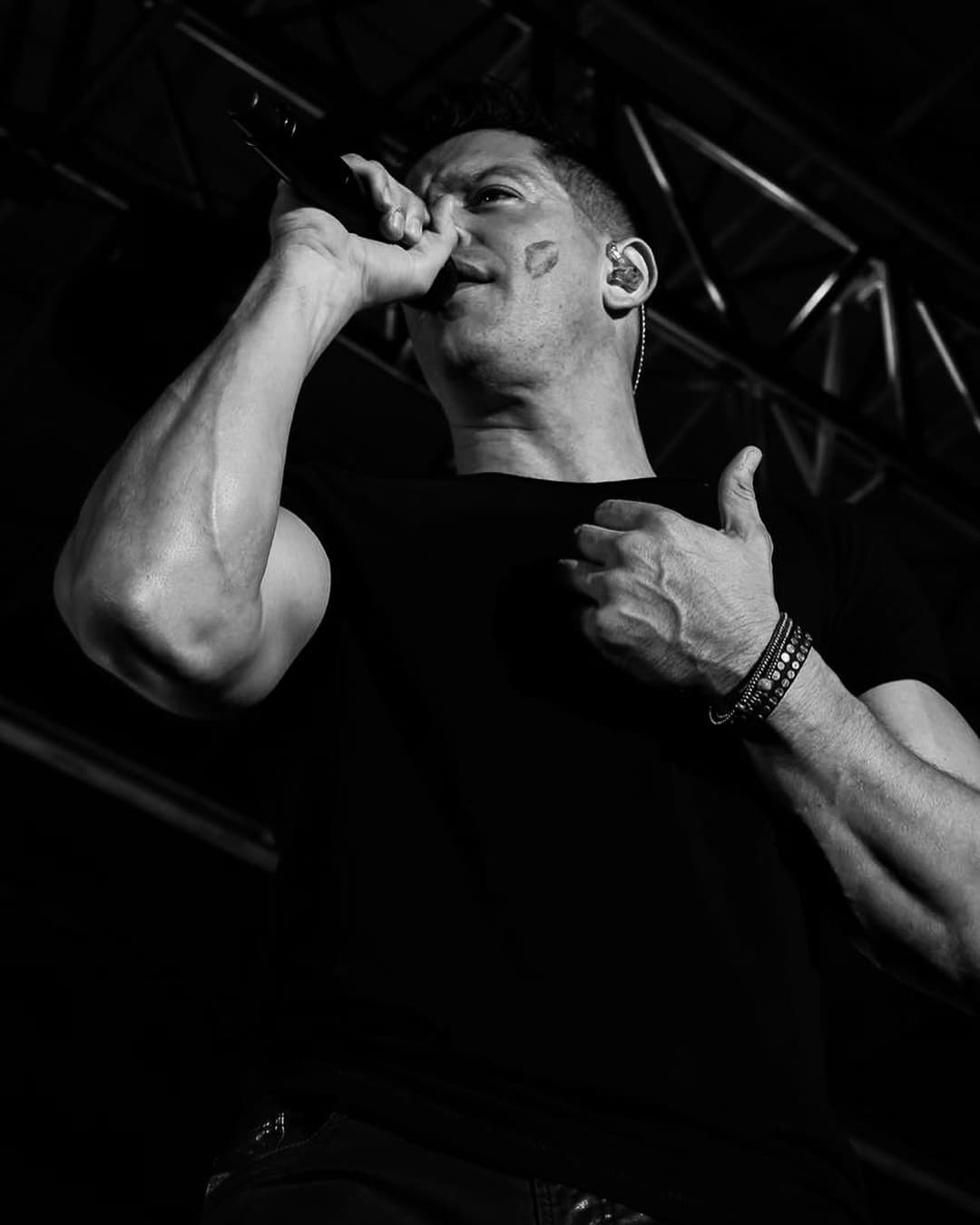 Muy pronto lo escucharemos cantando el tema principal de la nueva telenovela Ringo.