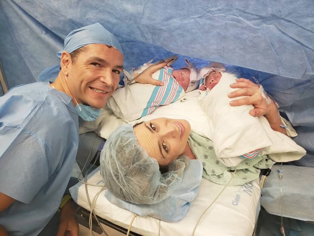 Jacky, Carolina y Renata, hijas de la conductora, esperaban con ansia el nacimiento de las pequeñas, a quienes cuidan y consienten por ser las bebés de la casa.