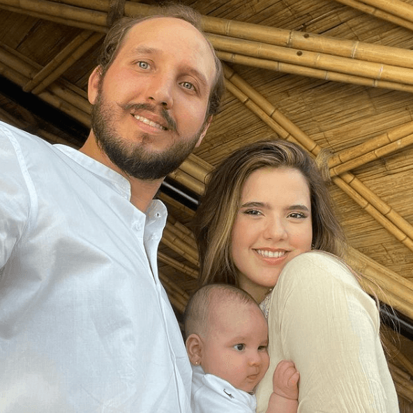 De este matrimonio, también nacieron las gemelas Camila y América, ambas de 22 años. La primera se casó con Francisco Barba hace un año en una gran ceremonia en medio de la pandemia que se vive actualmente por el coronavirus. Camila también busca destacar en la industria musical. Este 2021 se convirtieron en padres.