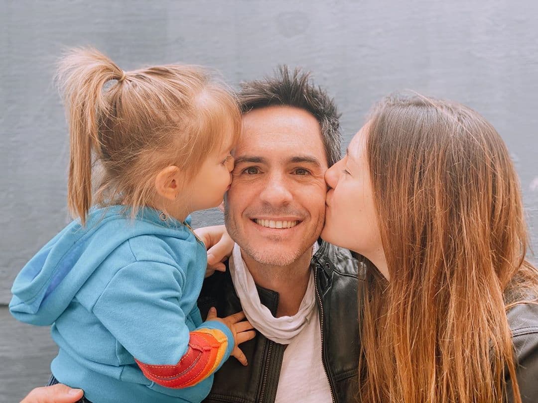 Por su parte, Mauricio Ochmann también celebró el Día del Padre con una foto junto a sus dos hijas: “Toda mi felicidad en una foto. Perdidamente enamorado de mis hijas y de la paternidad. Es el mejor regalo que la vida me ha dado y lo atesoro con toda mi alma. Para mi el ser padre me cambió la vida para siempre. Gracias @lorochmann y #kailani por la maravillosa experiencia de ser papá y la manifestación del amor más grande y puro. El corazón me estalla en millones de pedacitos de felicidad”.