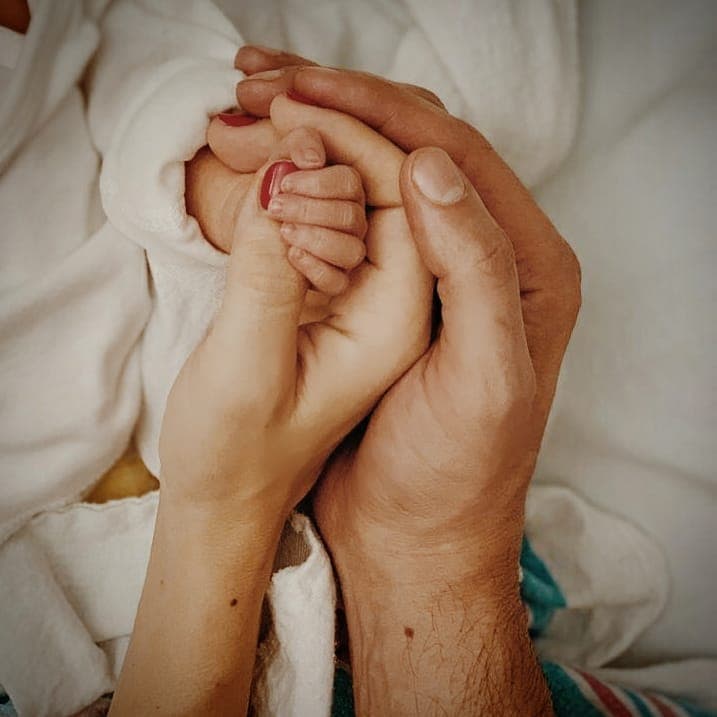 “Hoy llevamos tres horas para que duerma la baby. No duerme, no duerme. Ahorita come, pero no duerme, ¿algún tip?”, preguntó a sus fanáticos.