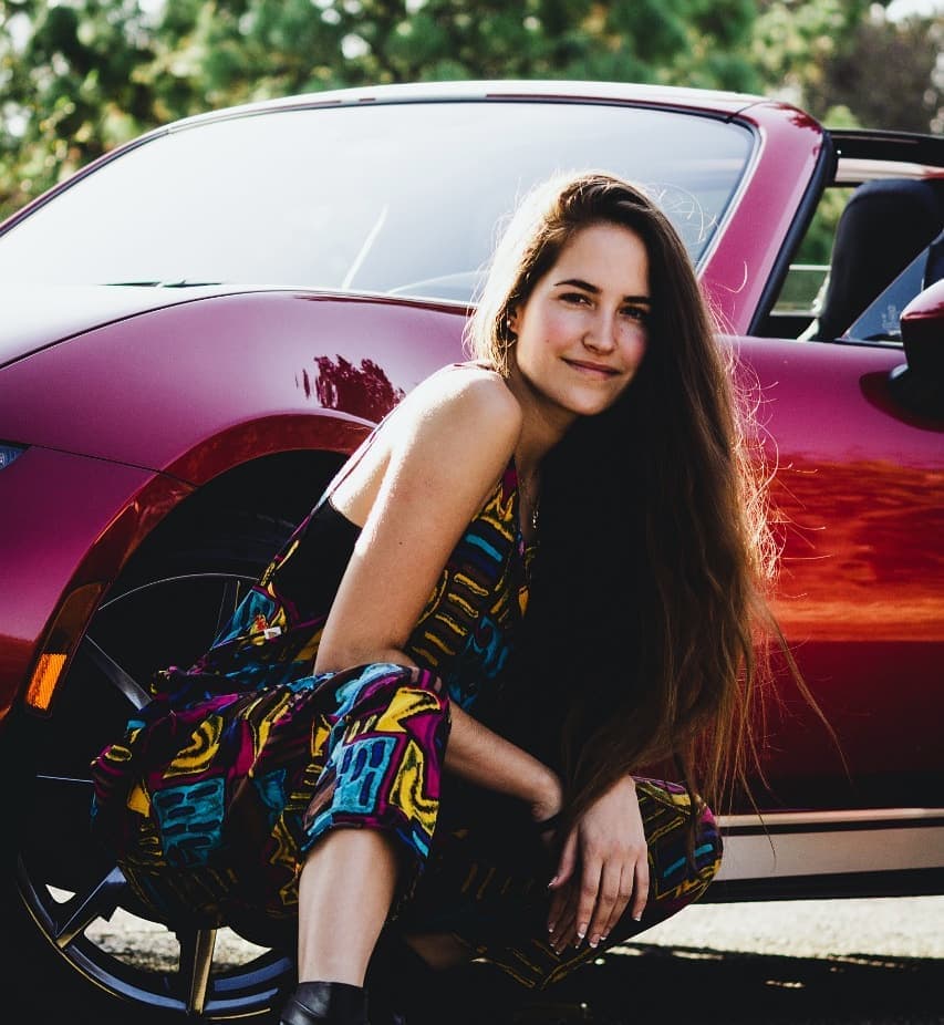 Además compaginó su carrera con sus estudios, volviéndose animadora 3D y vlogger, hecho que constantemente muestra en redes sociales.