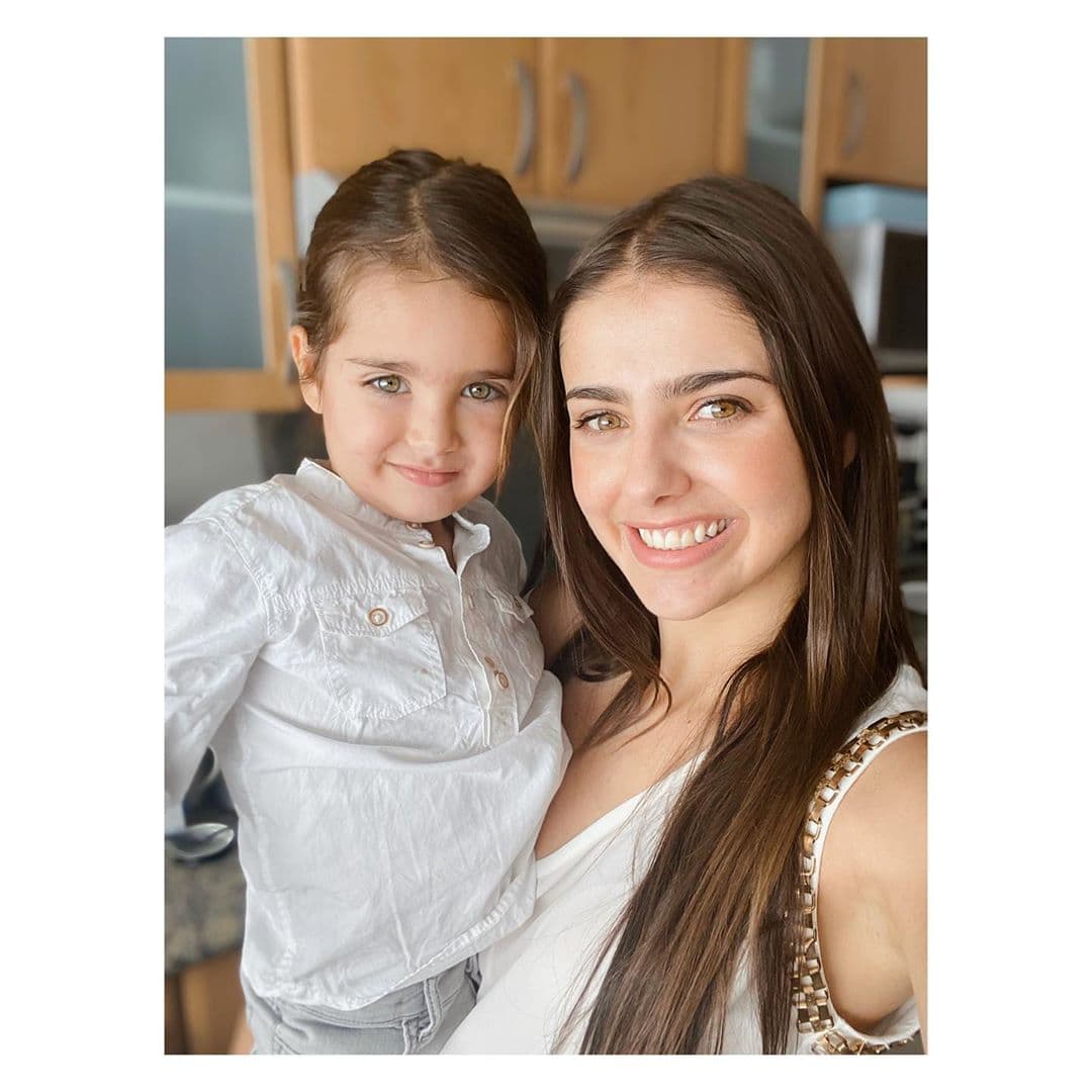 Hijo de Michelle Renaud aparece con el brazo enyesado y preocupa a fans: “¿Qué le pasó?”