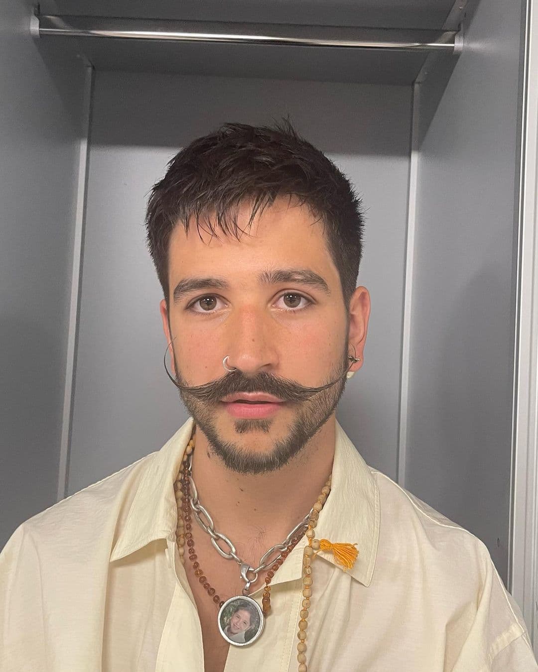 Camilo, ¿cómo se originó su icónico bigote?