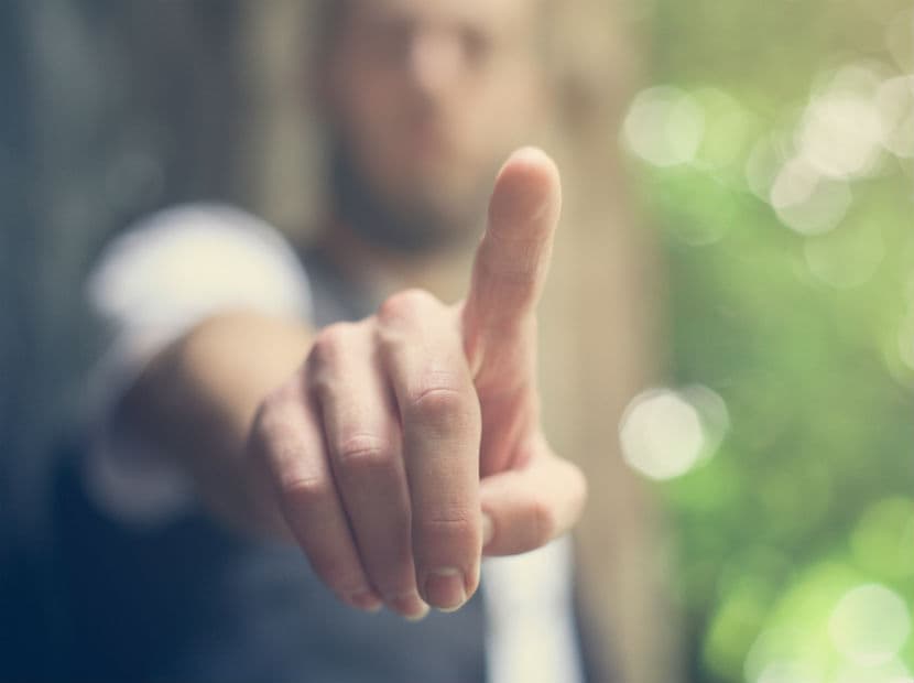 El dedo índice se relaciona con el miedo, las molestias y los corajes. La vejiga o los riñones.