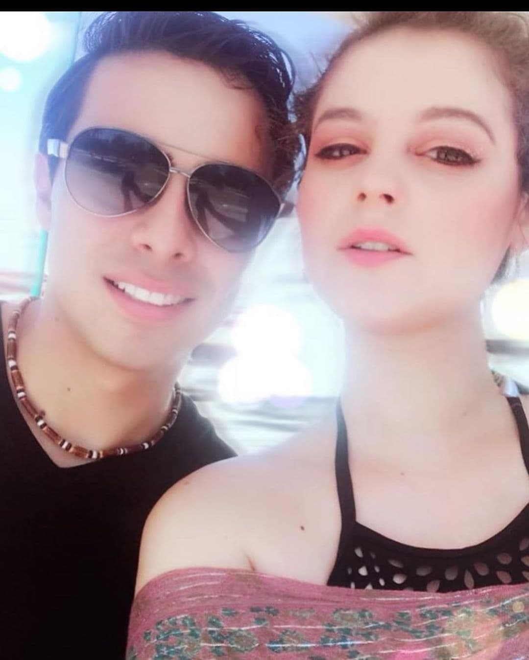 Hace unos días, Allisson Lozz sorprendió a sus seguidores al debutar en TikTok al lado de su esposo, quien aparece sonriendo a la cámara, mientras la actriz manda un beso.