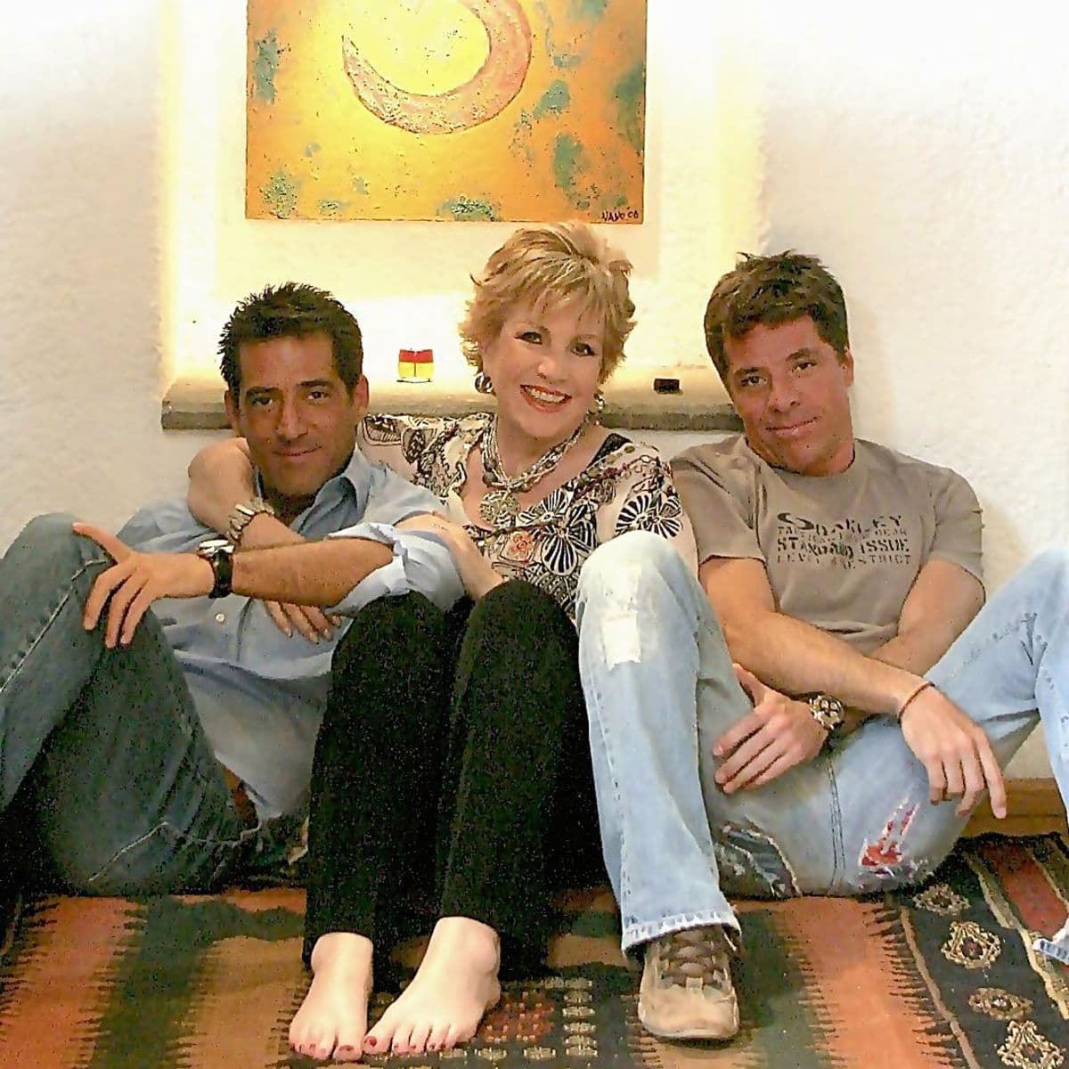 Alejandro y Fernando Iriarte son los dos hijos de Maxine Woodside.
