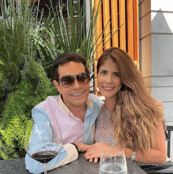 Asimismo, se pueden observar algunas imágenes junto a algunos amigos y compañeros del medio del entretenimiento, como con Juan José Origel.