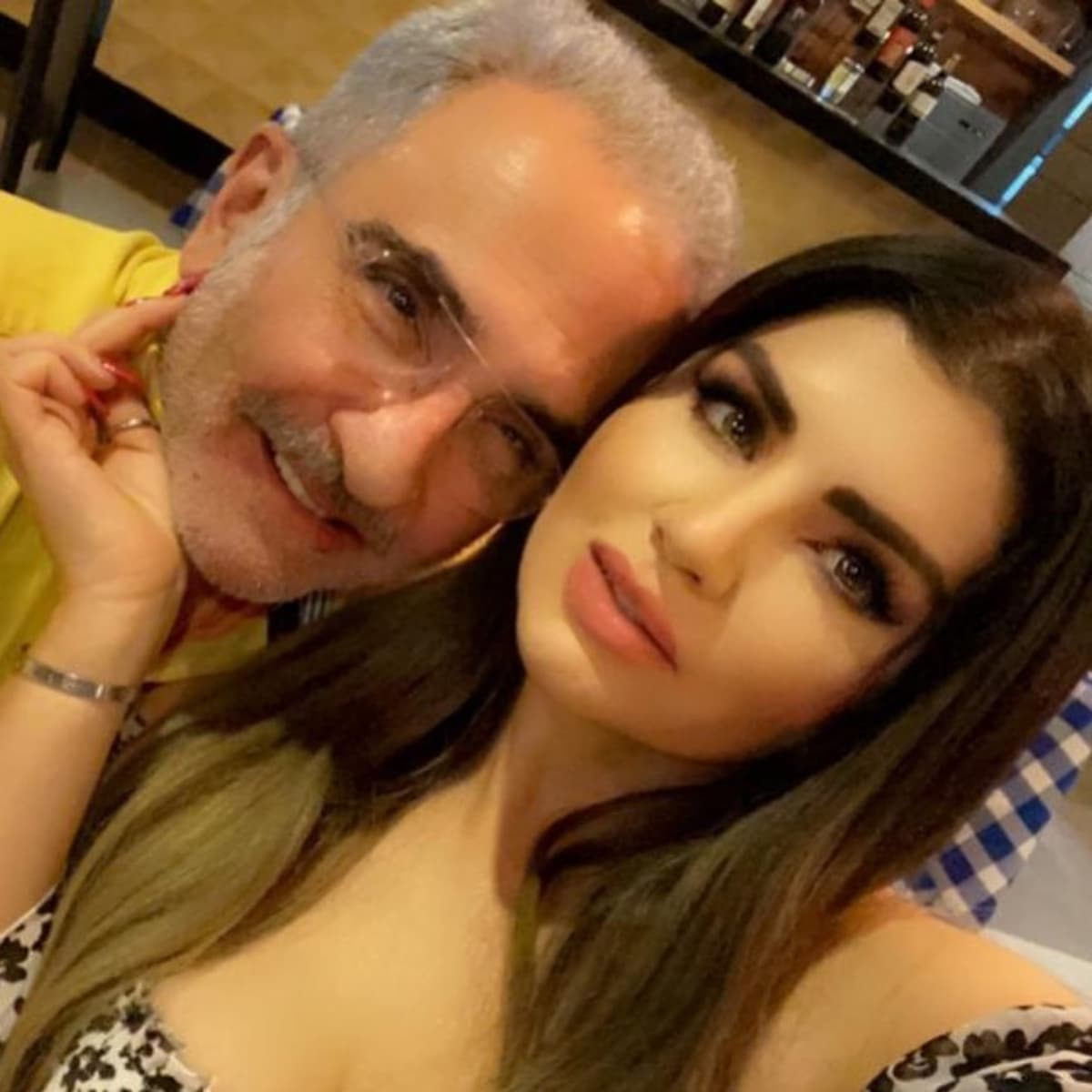 La pareja se conoció a través de las redes sociales, cuando Vicente Fernández Jr. le mandó un mensaje directo afirmando que era su fan. Aunque no trascendió la plática, tiempo después se volvieron a contactar y se dio la primera cita.