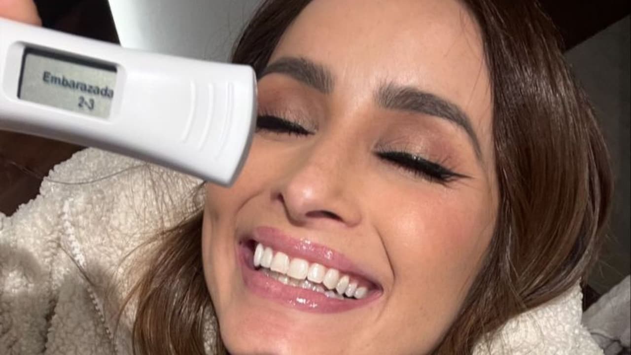 Cynthia Rodríguez compartió foto y desató rumores de segundo embarazo.