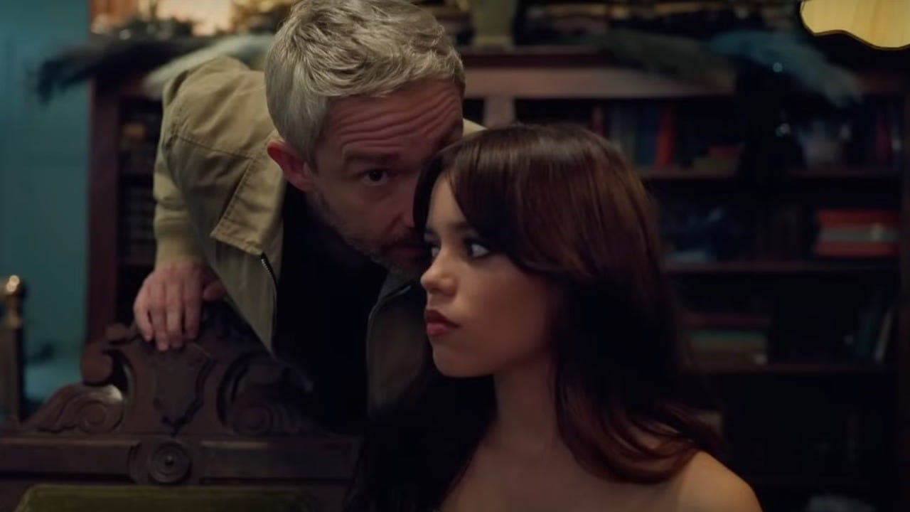 Jenna Ortega y Martin Freeman en la película 'Miller's Girl', que se estrenó a principios de 2024.