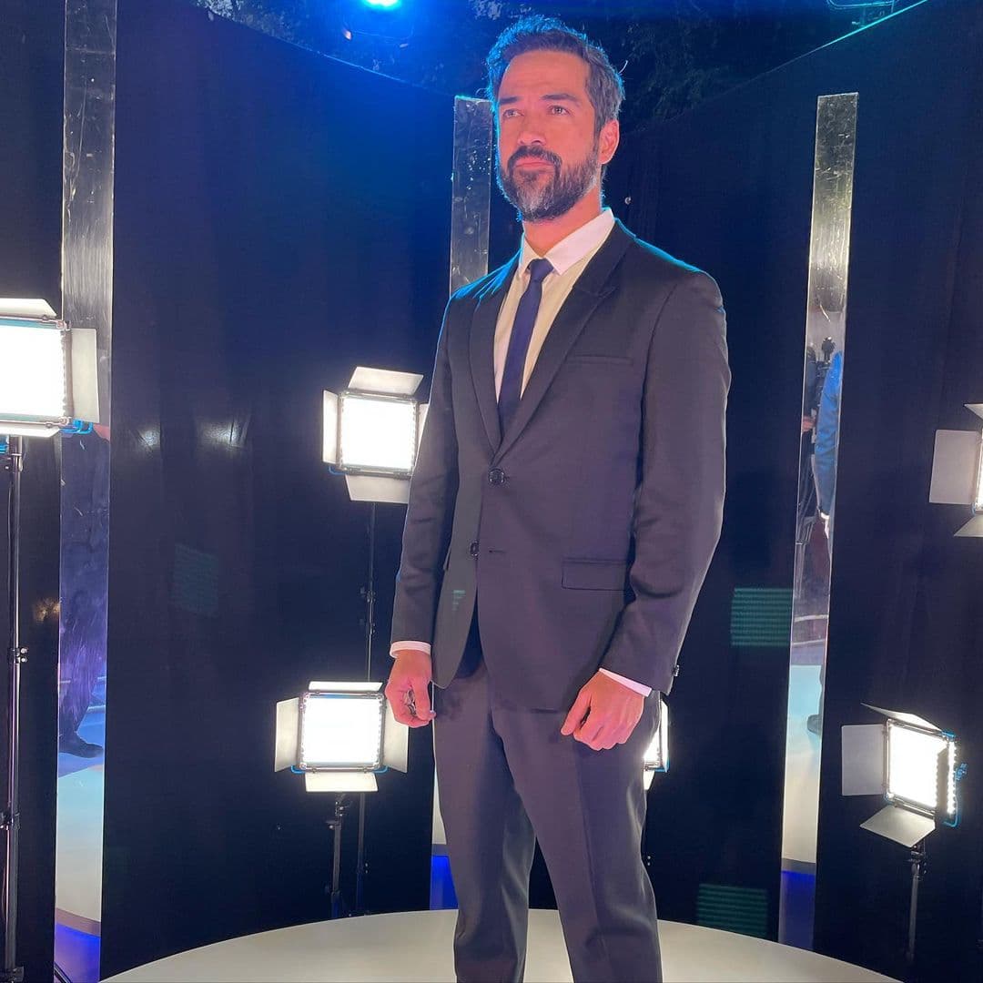 No son muchas las ocasiones en las que Poncho nos deleita con una foto suya en traje así que esta tenía que ser nuestra elección. Desfilando en la alfombra de los Premios Metro que se llevaron a cabo hace unas semanas, el actor lució un traje de corte clásico con una corbata azul minamlista y, su mejor accesorio, su barba encanecida ¡Amamos!