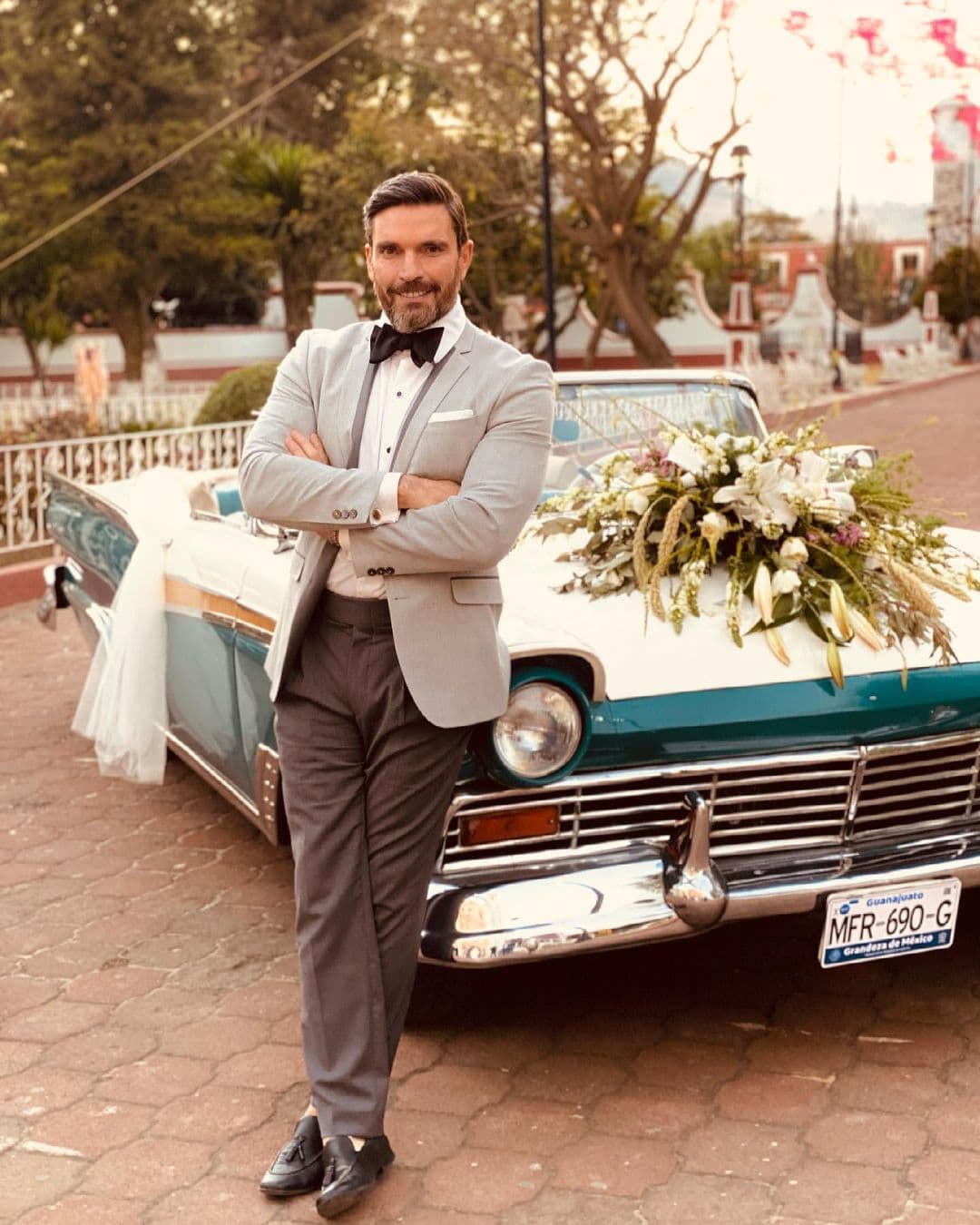 Julián Gil exhibe fotos inéditas de la majestuosa boda de su hija en España y famosos reaccionan