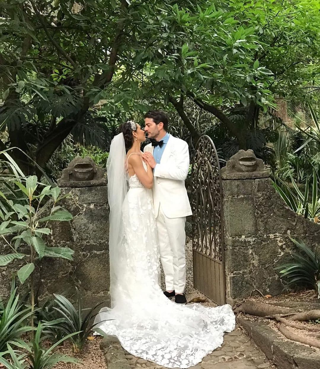 El 18 de mayo, la actriz y cantante Bianca Marroquín unió su vida en matrimonio con Joseph Schottland. El enlace nupcial se celebró en el hotel Amomoxtli, de Tepoztlán, Morelos.