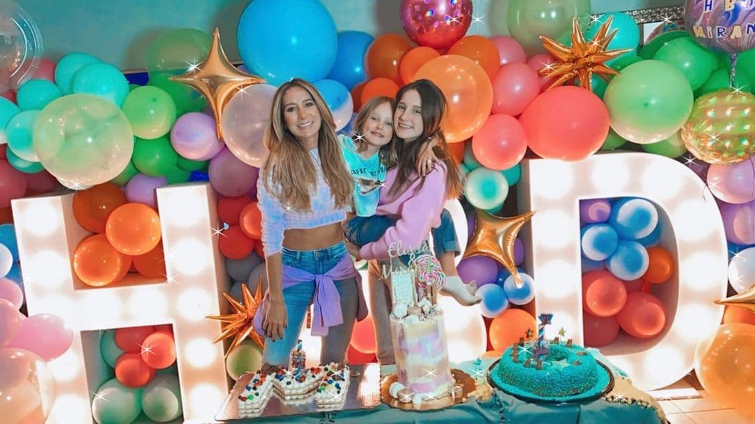 Días antes, Geraldine Bazán les organizó una pequeña fiesta a sus hijas, hecho que también decidió mostrar en redes sociales.