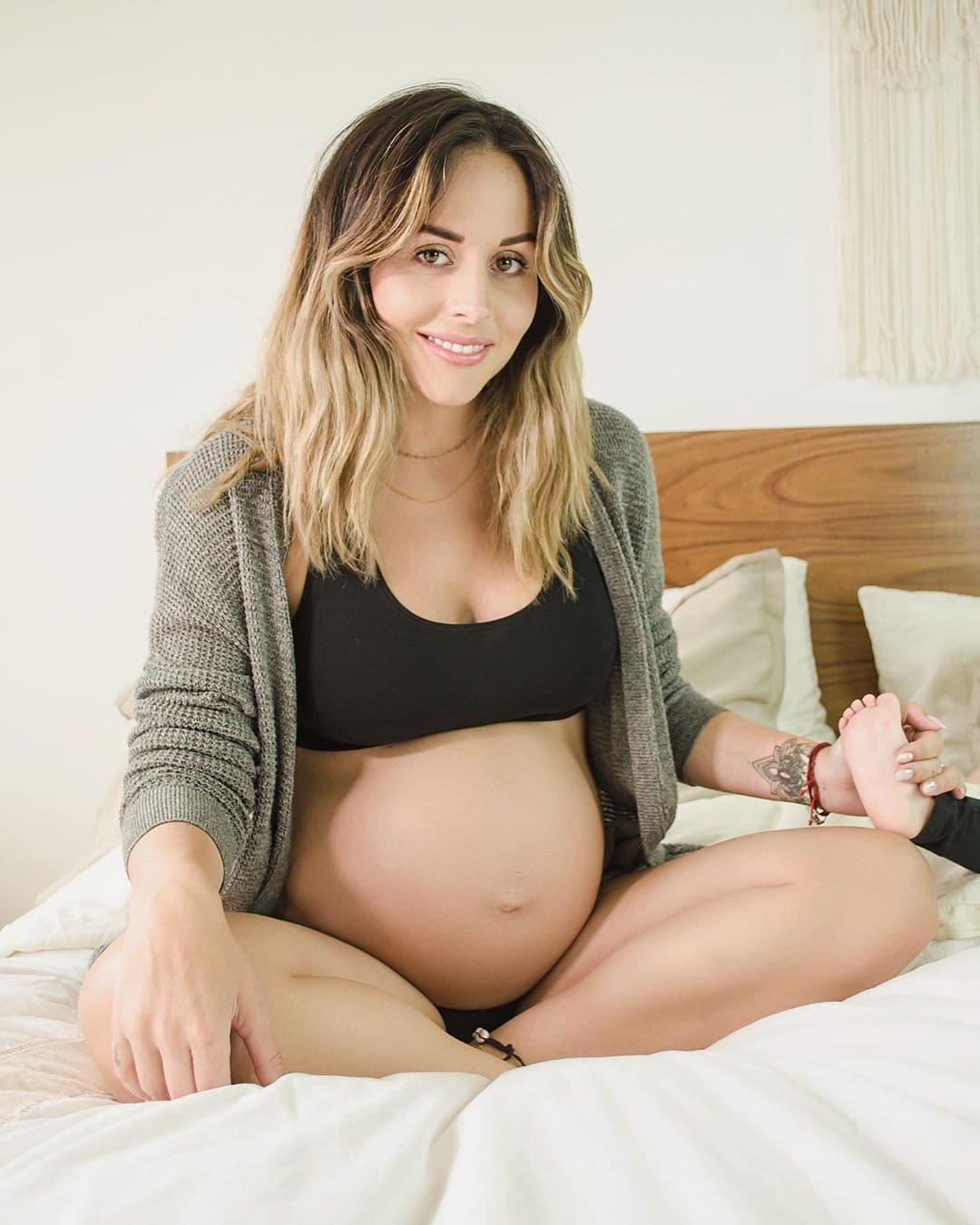Zuria Vega compartió en redes sociales varias fotografías con las que dejó ver la recta final de su embarazo.