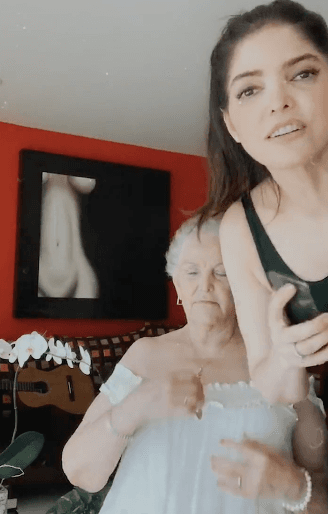 "Pedazos de mi vida, miren qué cosa tan hermosa les tengo por aquí. (...) Les cuento que mi mami, la voy a arreglar", comenzó diciendo la cantante al inicio del clip de poco más de 20 minutos.