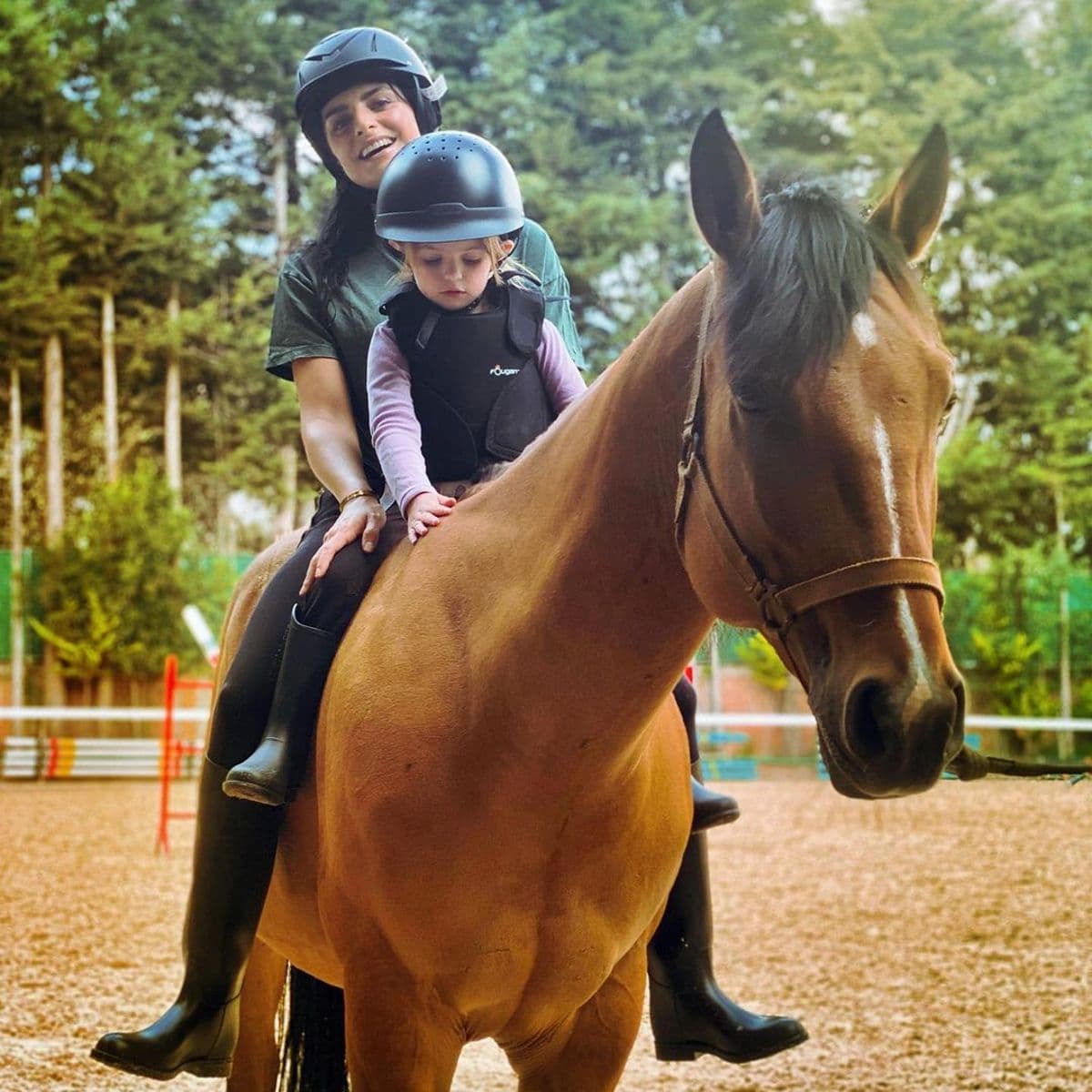 Aislinn Derbez destapa fuerte accidente montando a caballo; su hija le ayuda a vencer sus miedos