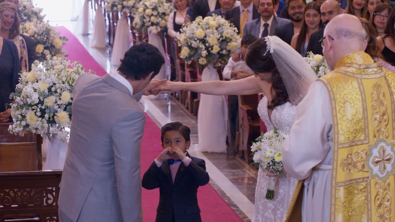 Al que obviamente no podía faltar el querido 'Benja', quien repartió corazones a los novios.