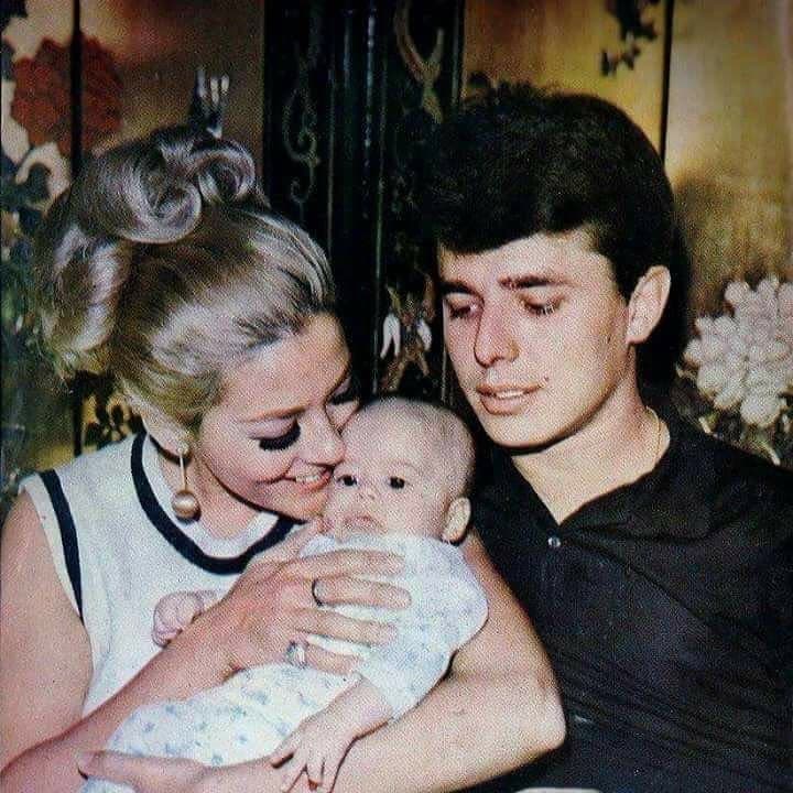 Pese a ser 11 años mayor, Silvia Pinal y Enrique Guzmán se casaron en 1967. Fruto de su relación, nacieron sus hijos Alejandra y Luis Enrique.