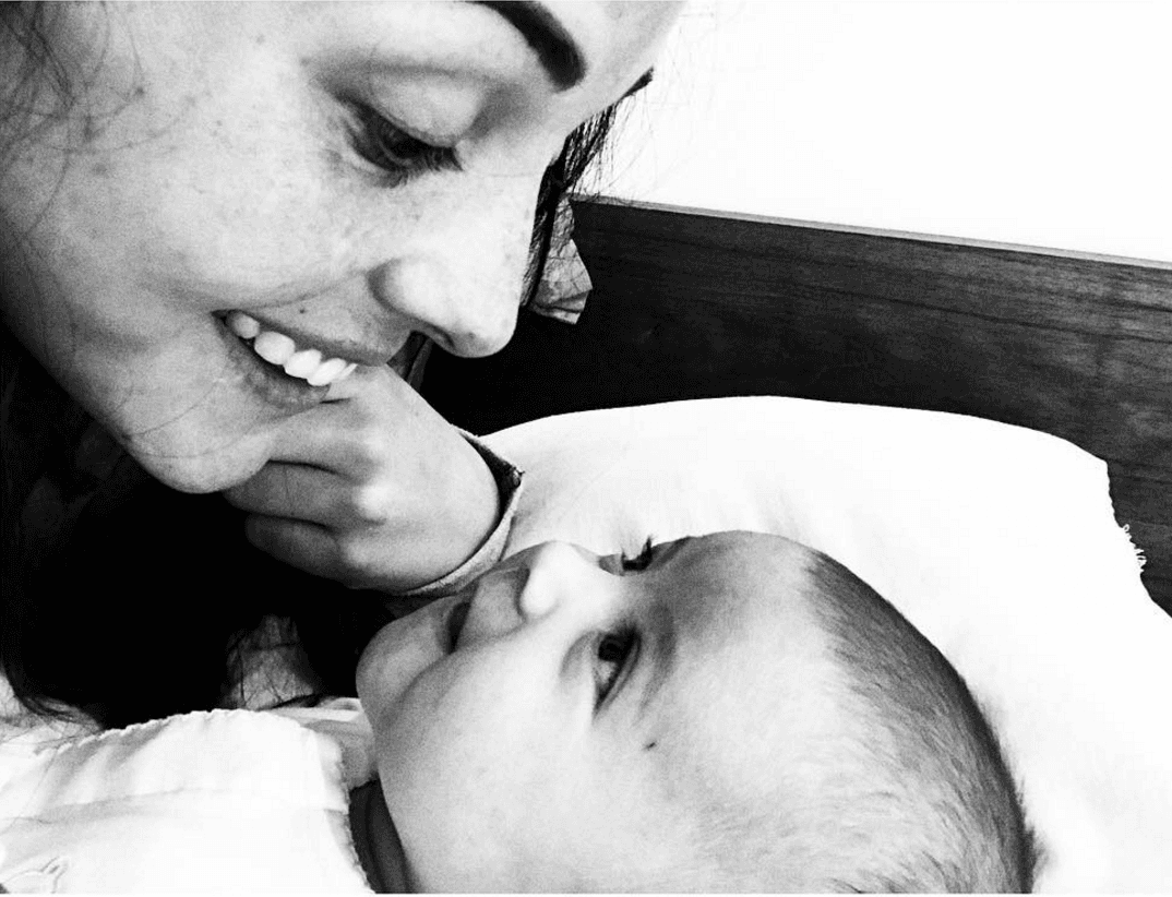 La actriz Zuria Vega reconoce que su hija crecerá en los teatros y foros, tal y como ella lo hizo
