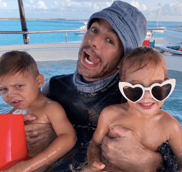 En el ámbito profesional, Enrique Iglesias es uno de los famosos que se convirtió en padre de mellizos, pues en diciembre de 2017 llegaron al mundo Nicholas y Lucy, fruto de su larga relación con la tenista Anna Kournikova. Poco más de dos años después, en febrero de 2020, el cantante anunció el nacimiento de Mary, su tercera hija.
