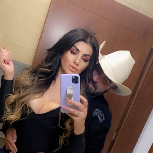 Novia de Vicente Fernández Jr. lo exhibe bailando como Shakira y causa revuelo en redes sociales