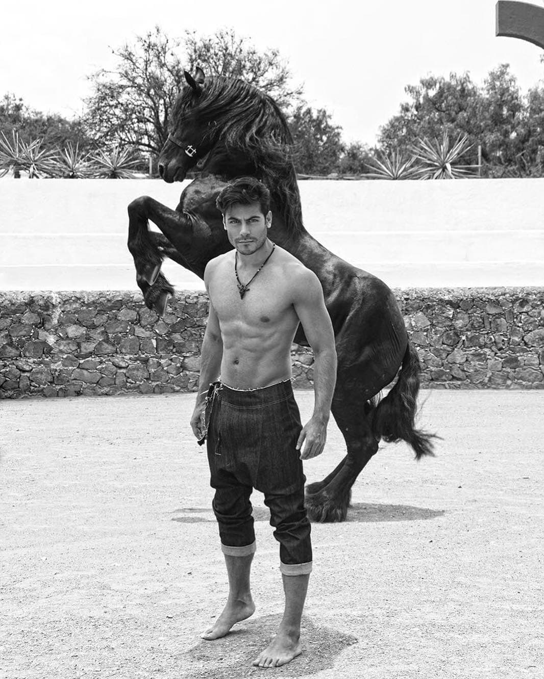 Meses atrás, el actor ya había compartido atrevidas fotos, en las que dejó ver su marcado abdomen
