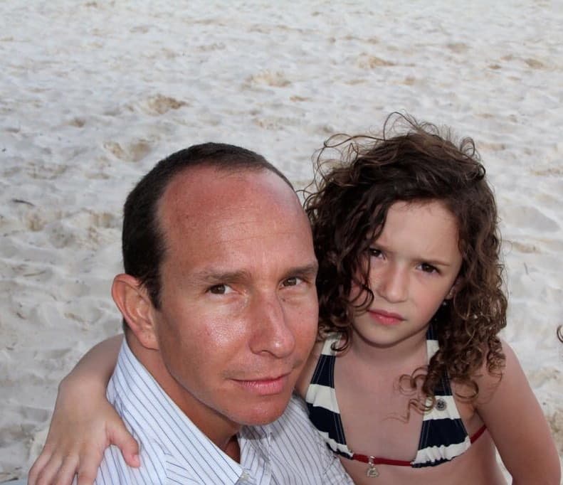 Erik Rubín se unió a las felicitaciones y junto a fotos de la infancia de Mía destacó lo importante que es su hija en su vida. "Mía, mi princesa... Lo más importante para mí, es siempre verte feliz y realizada. Hoy es un día muy especial. Te estás transformando de niña a mujer. Eres un ser maravilloso que genera luz y nos ilumina a todos!", detalló.