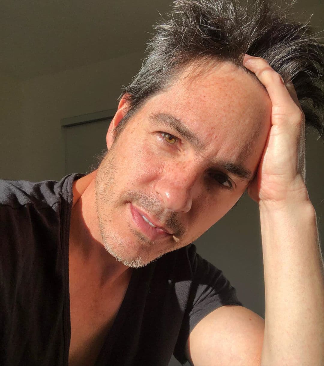 Sin embargo, una de las etapas más difíciles llegó a sus 8 o 9 años, cuando el actor comenzó a tomar. “Desde niño conocí el alcohol, habré tenido como ocho o nueve años. Con todos esos fantasmas y ese rollo que estaba viviendo me gustó la sensación, la fuga de todo lo que sucedía”, detalló en 2015, según reporta Quién.