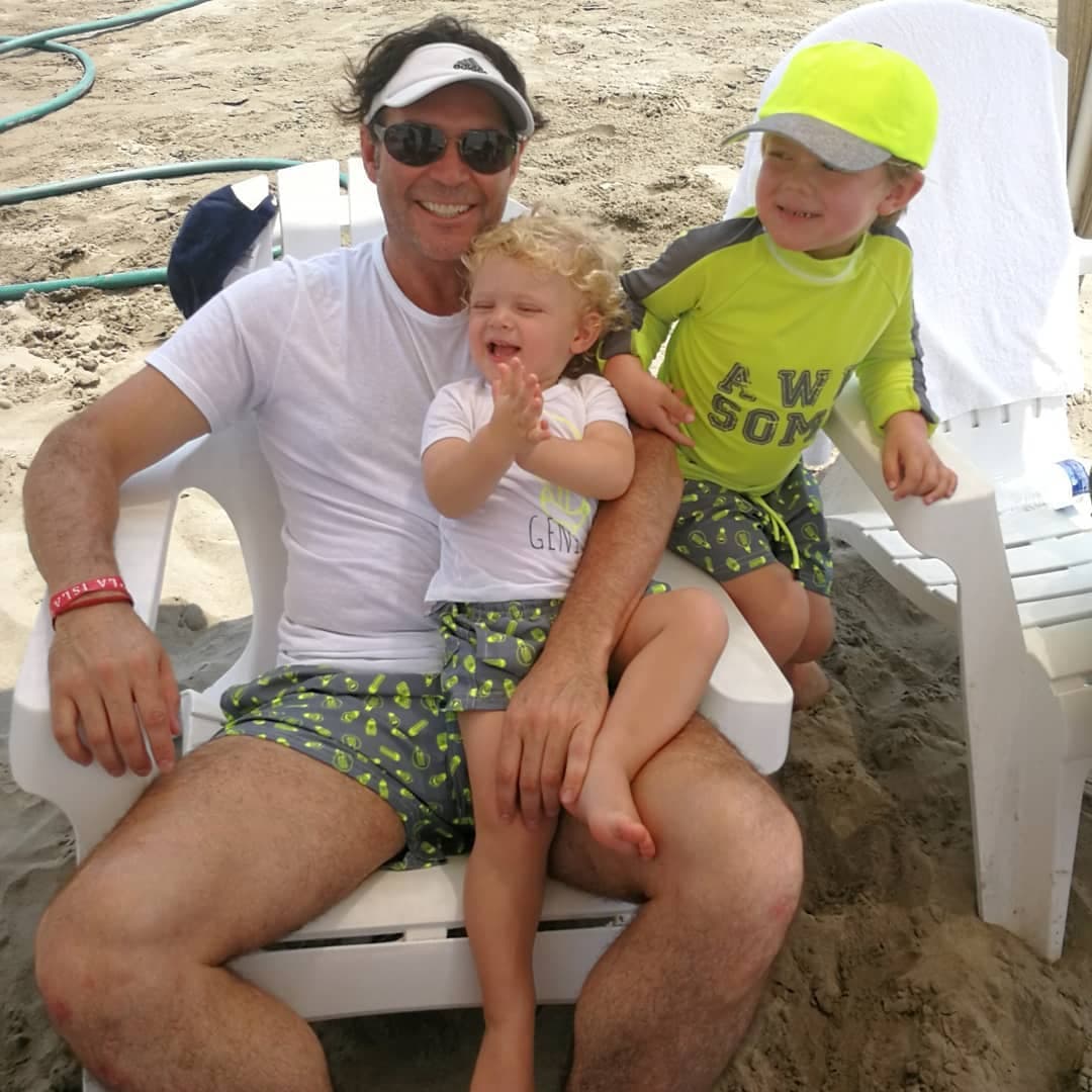 Rodrigo Mejía fue un padre tan ejemplar, que incluso su esposa detalló: “Por ser el mejor papá del universo, el más divertido, paciente, amoroso, dedicado, el que juega fut, baseball, luchitas, domino, carritos y lo que sea necesario, pero también cambia pañales, les da de comer, los baña, les vela el sueño, y me podría seguir todo el día. Gracias por ser el mejor papá para nuestros hijos, verte con ellos hace que cada día me enamoré más”.